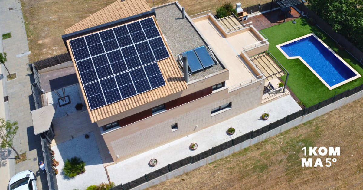 Instal·lació de plaques solars en una residència