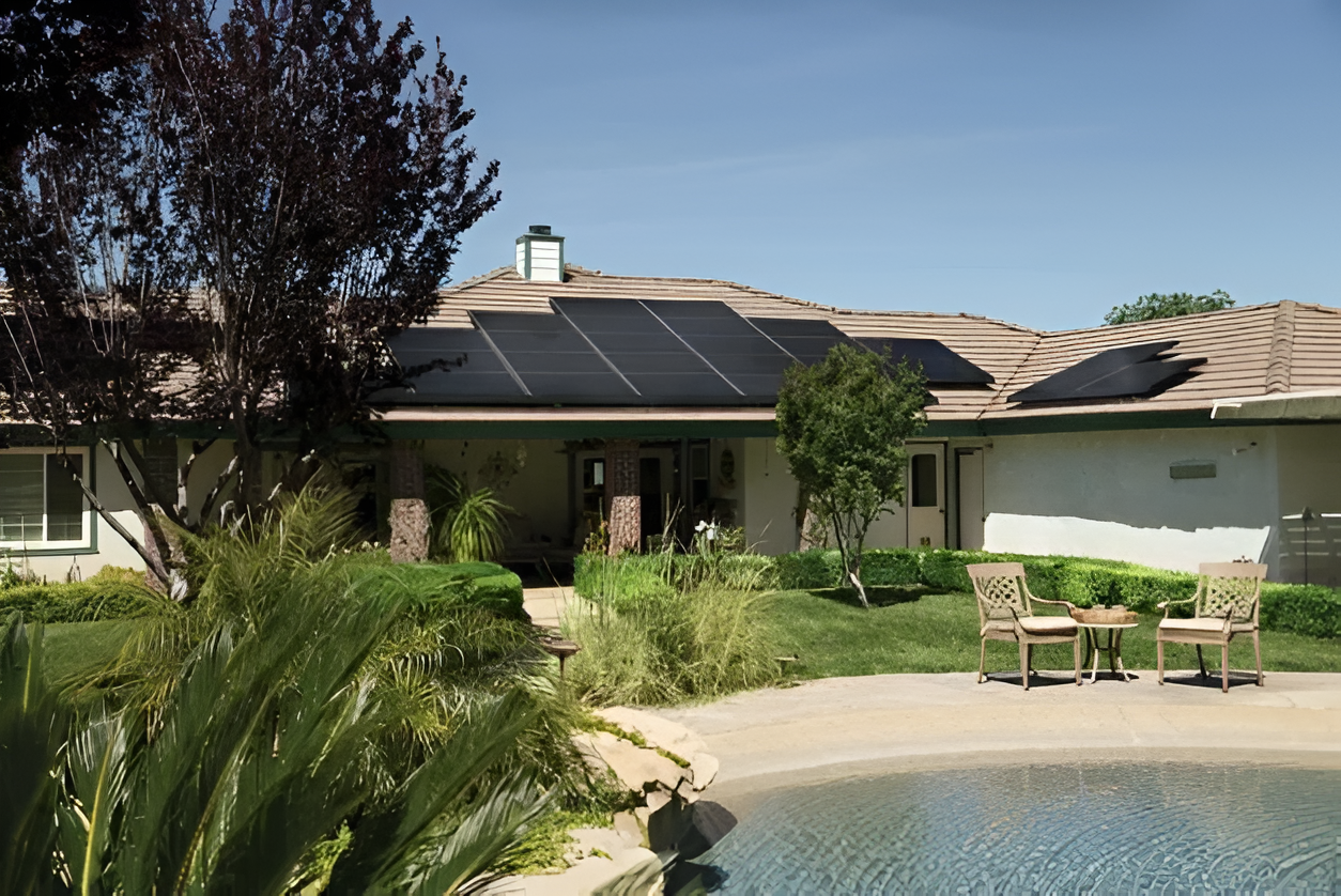 Casa con placas solares instaladas