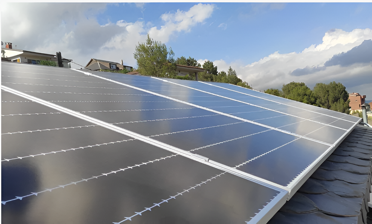 Instalación de paneles fotovoltaicos en un tejado residencial