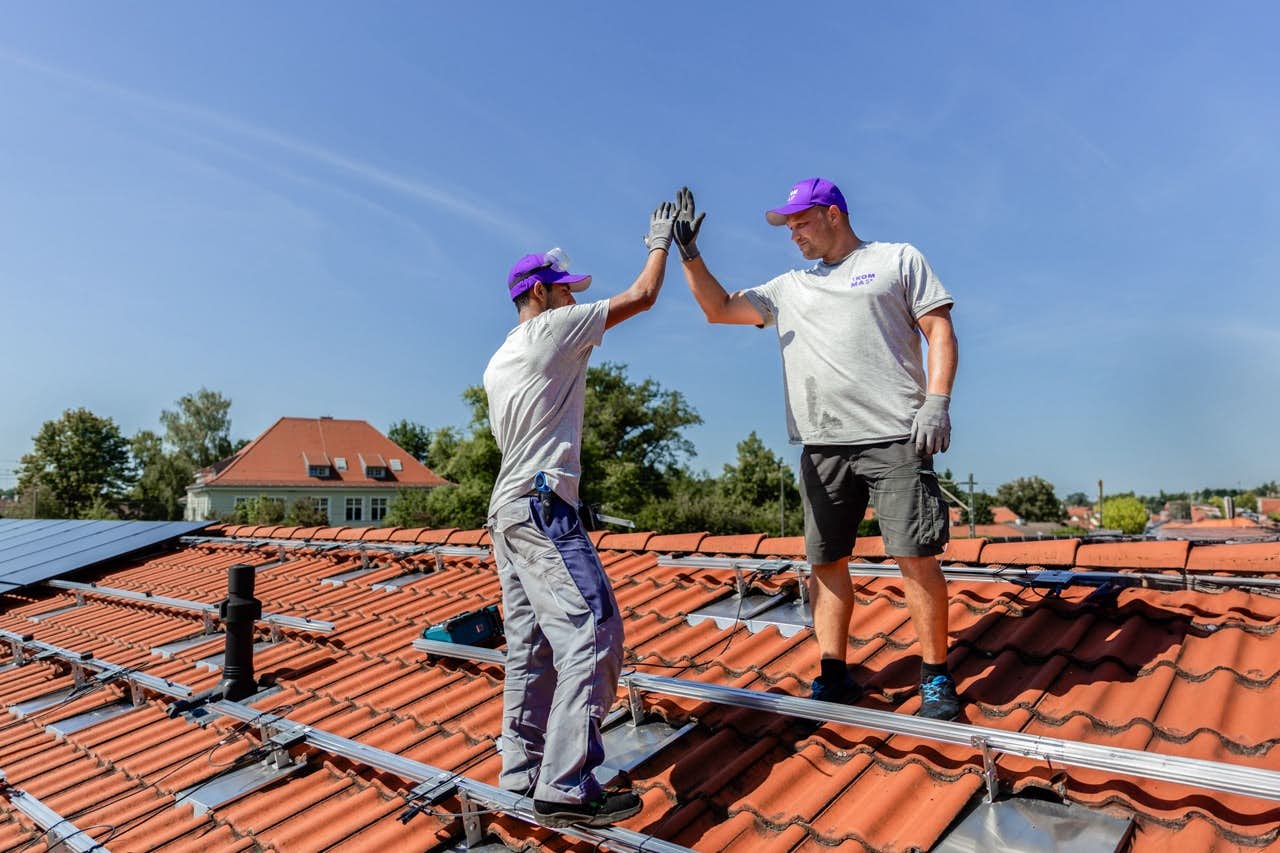 Handwerker auf Dach mit Solar