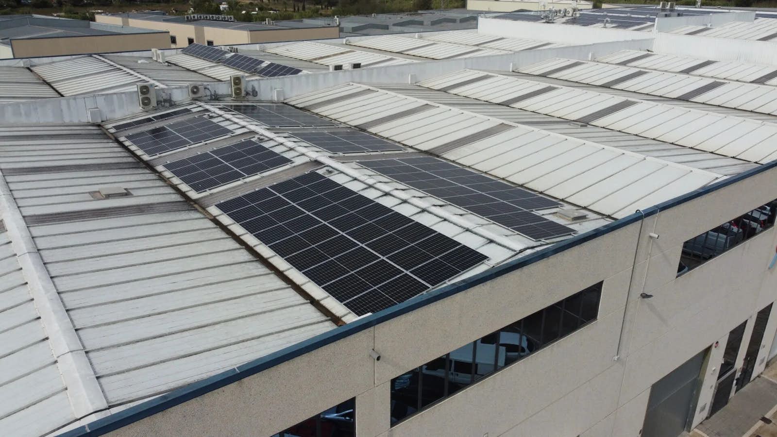 Instal·lació de plaques solars en una empresa