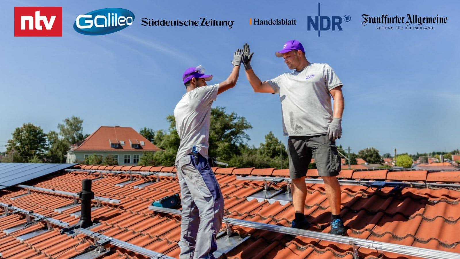 Handwerker auf Dach mit Solar