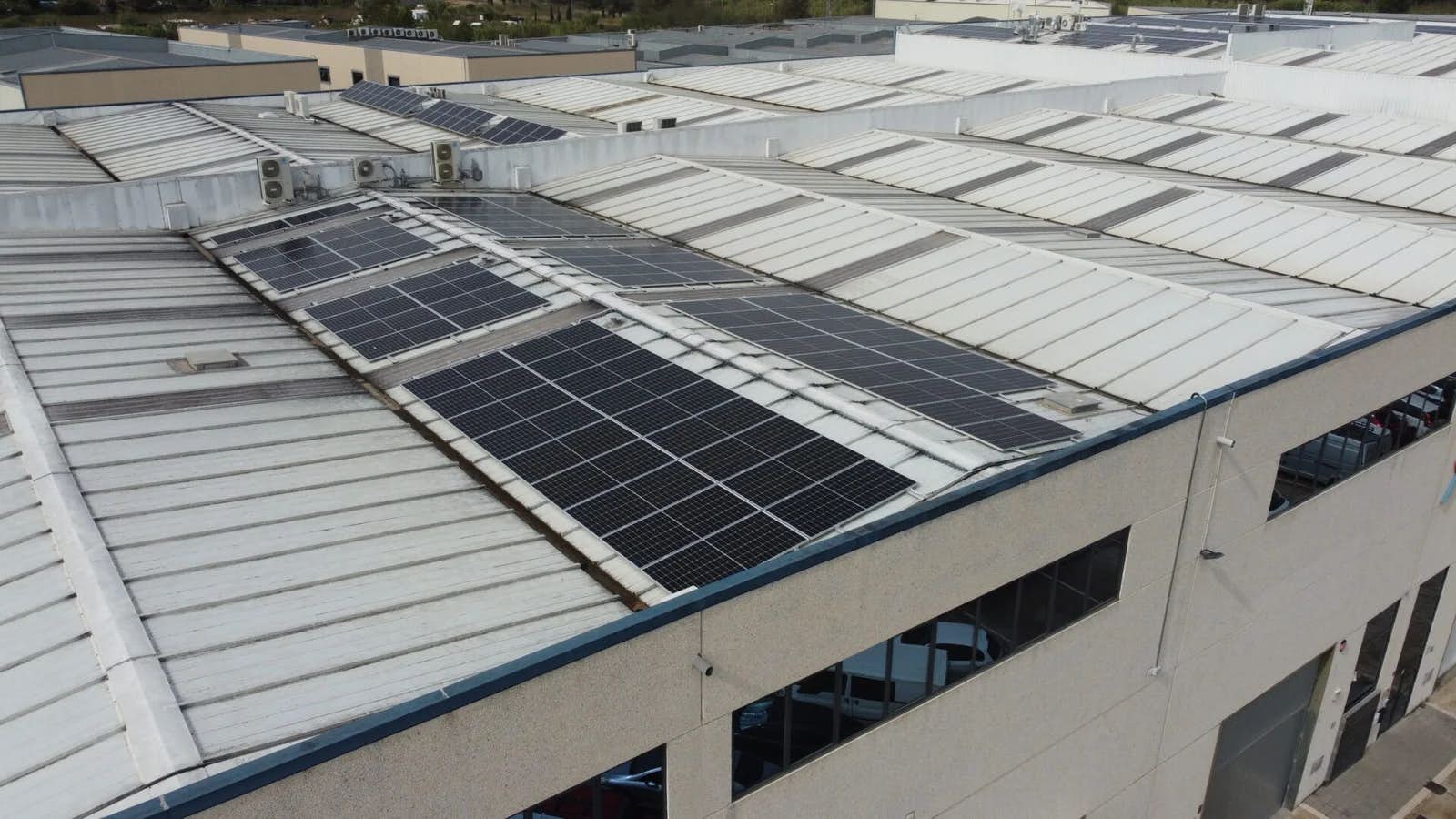Instalación de placas solares en una empresa