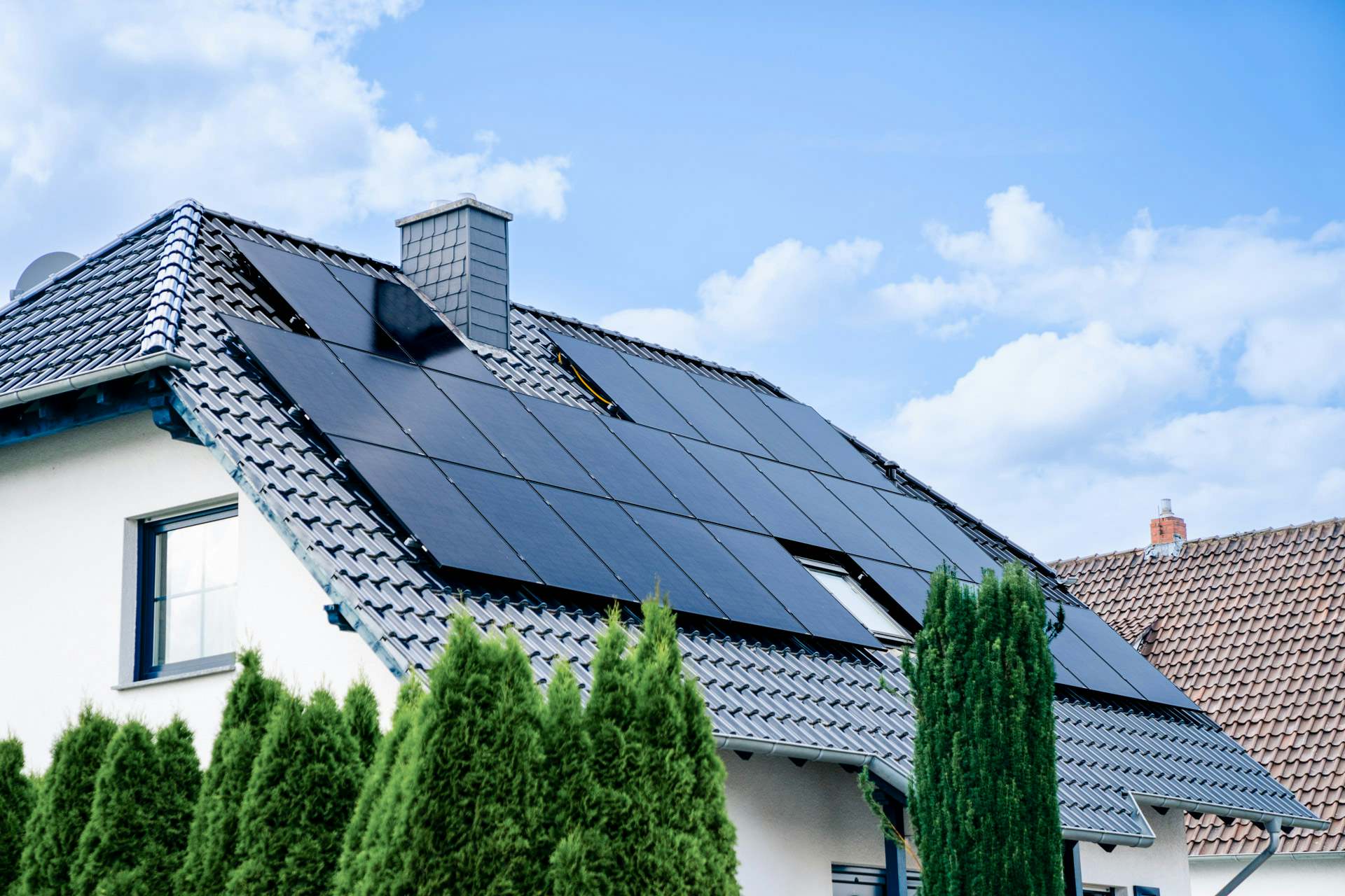 Casa con una instalación de placas solares en su tejado