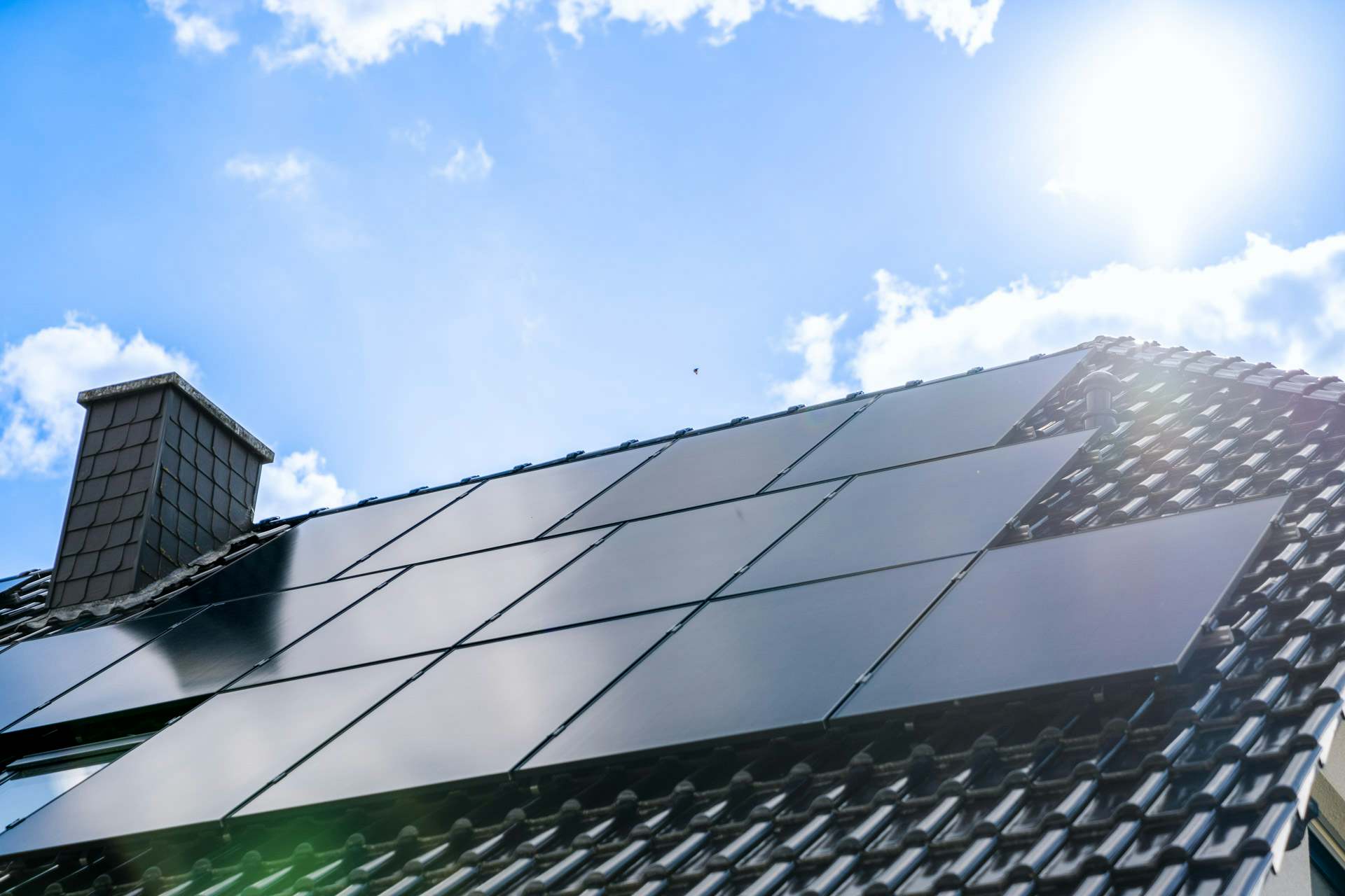 Paneles solares instalados en el tejado de un hogar