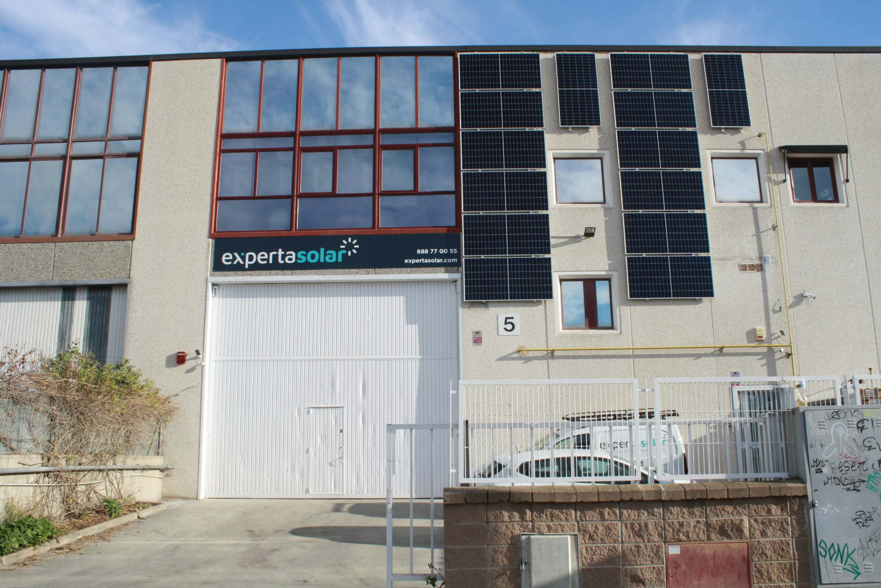 Instal·lació de plaques solars en la façana de la nau de Barcelona