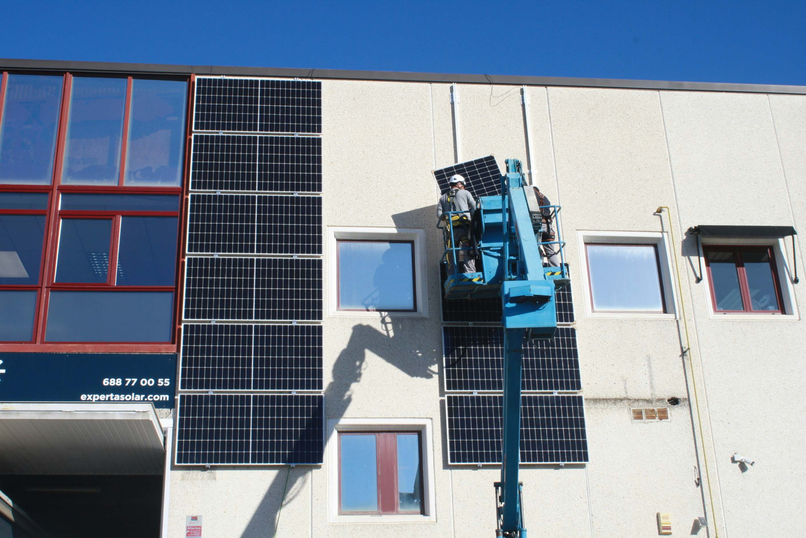 Instal·lació de plaques solars en la façana de la nau de Barcelona