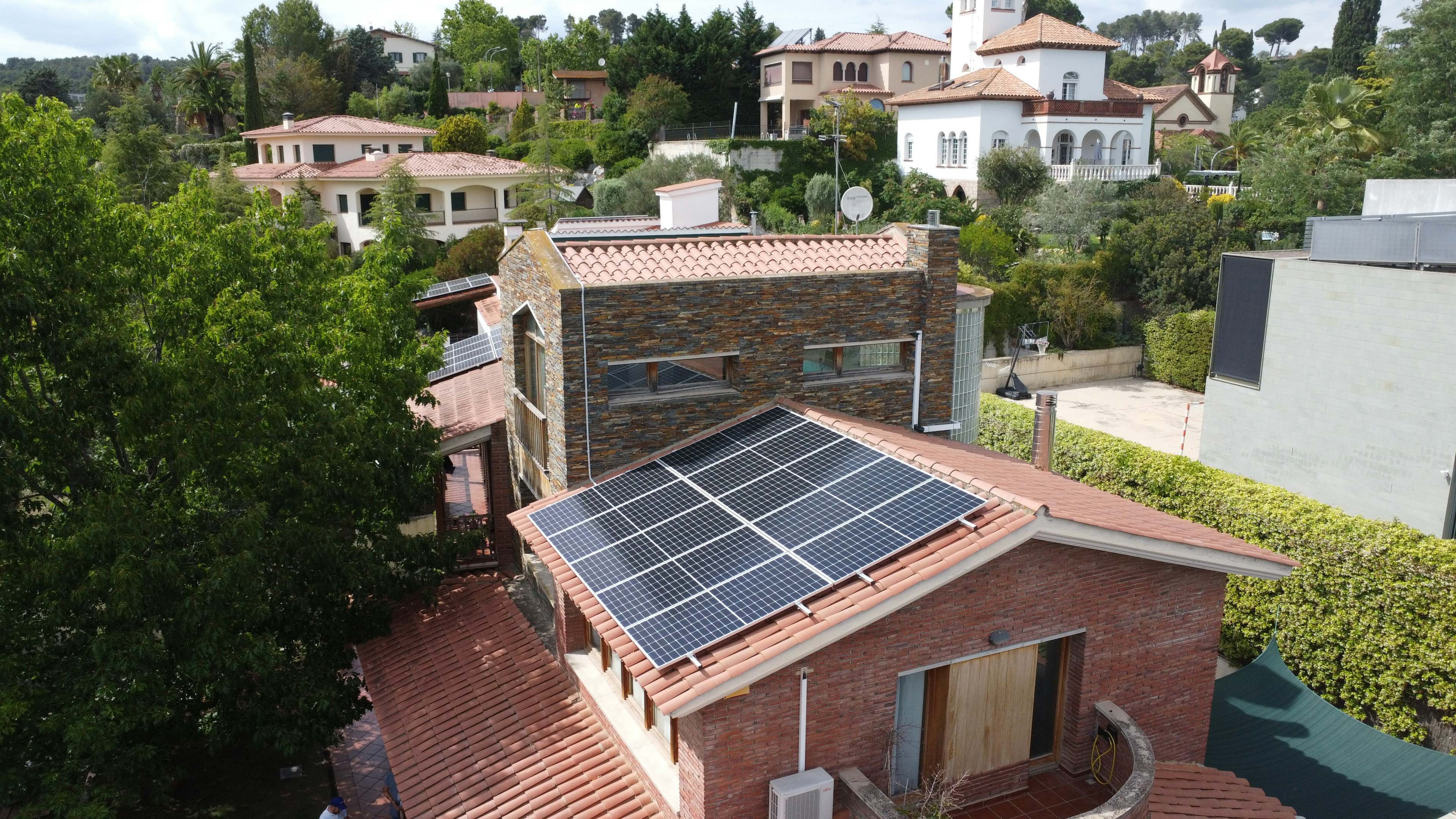 Instal.lació de plaques solars a Cerdanyola del Vallès - Barcelona