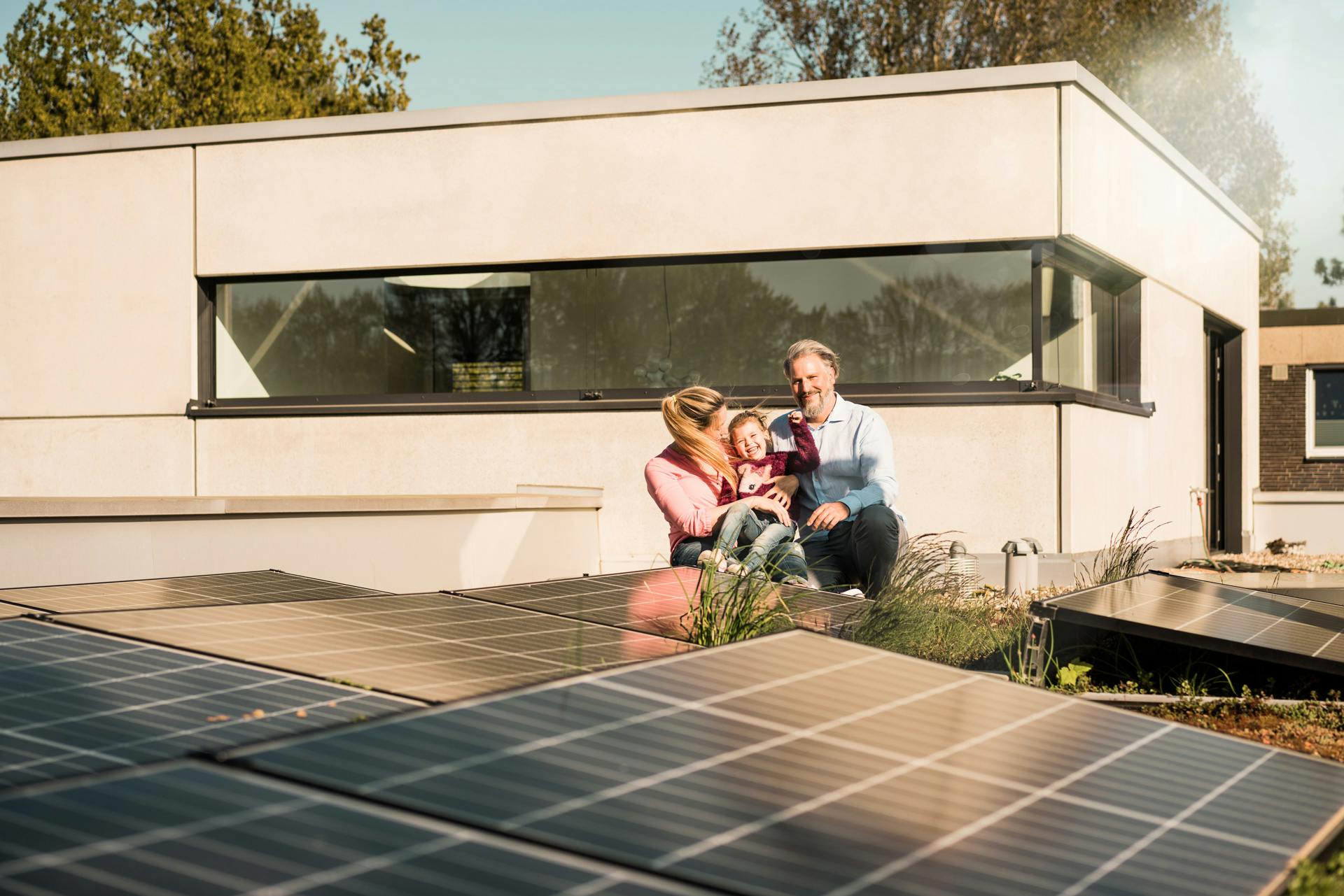 Familie auf einem modernen Flachdach mit Solarmodul